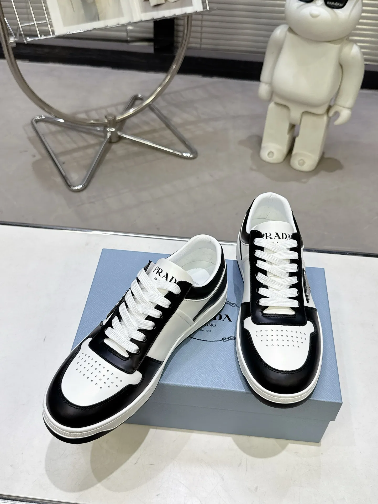 👟👟Ex-factory price 580👟👟 Couple style Prada Latest Downtown Bold series Triangle logo Casual sneakers White shoes Original purchase, development and production Downtown Bold sneakers are inspired by the basketball shoes of the 1980s, with a sporty design and exquisite details. Crafted from perforated leather, the statement platform sole provides a unique, modern style. The Prada logo is interpreted from different angles, decorated with the iconic enameled triangular metal logo, highlighting the unique classic style. Exquisite packaging at the delivery counter🛍📦 ▪️Fabric: Original custom imported first-layer cowhide ▪️Lining: Original imported soft sheepskin ▪️Outsole: Original open-molded rubber bottom material ▪️Size: Women's 35-40 Men's 39-45